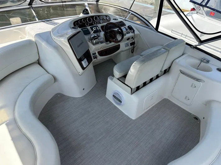 Vrpro Yacht Photos Pics 2007 Meridian 411 Sedan helm with modern controls and comfortable seating.