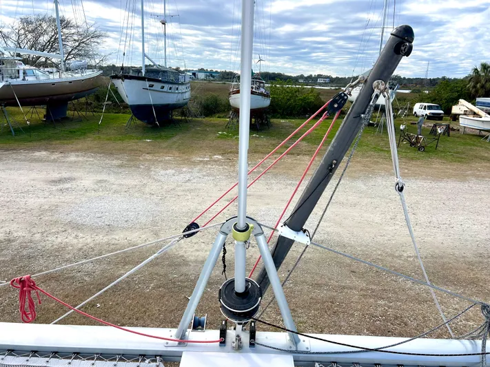 Kestrel Yacht Photos Pics Seawind 1260 catamaran mast and rigging, 2020 model, in a boatyard setting.