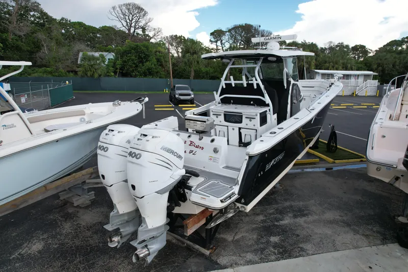  Yacht Photos Pics 2021 Blackfin 332 CC boat with twin Mercury 400 engines on display.