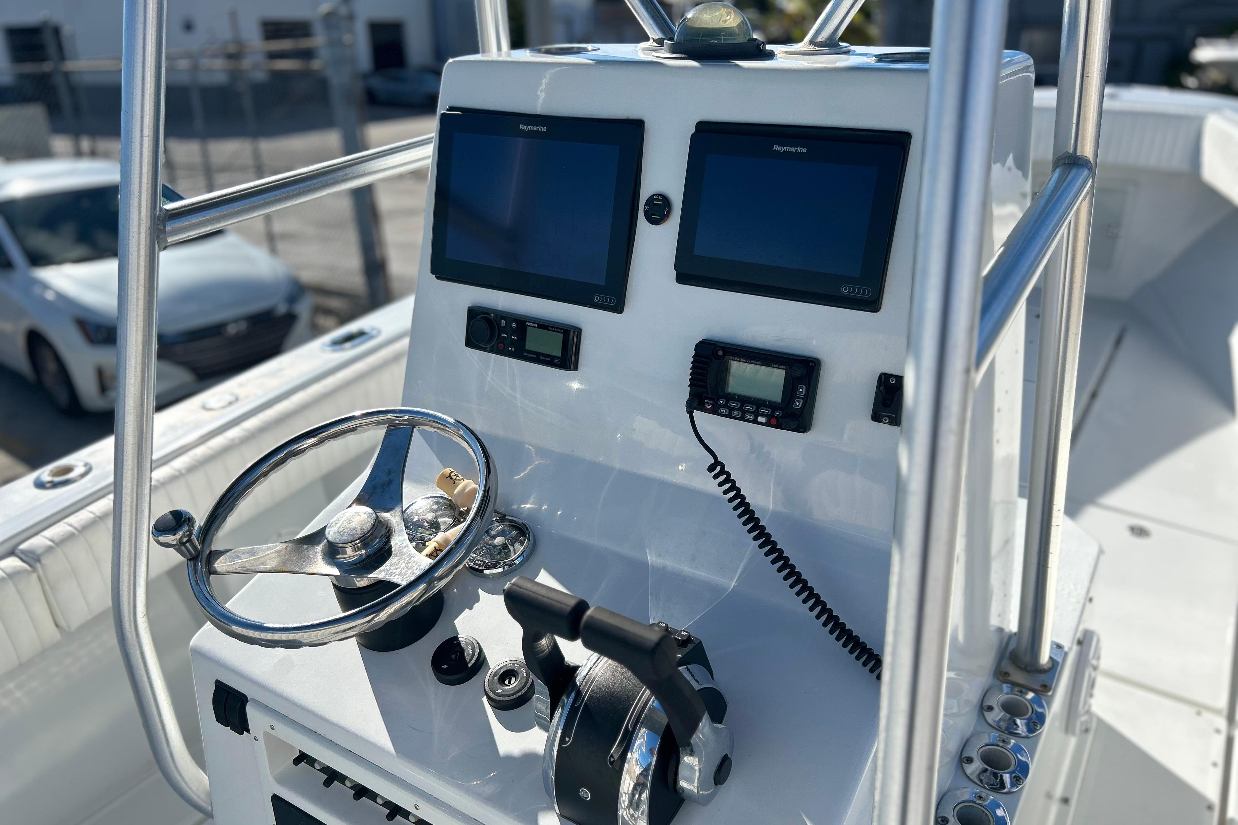 1991 Contender 25 Open boat console with dual Raymarine displays and steering wheel.