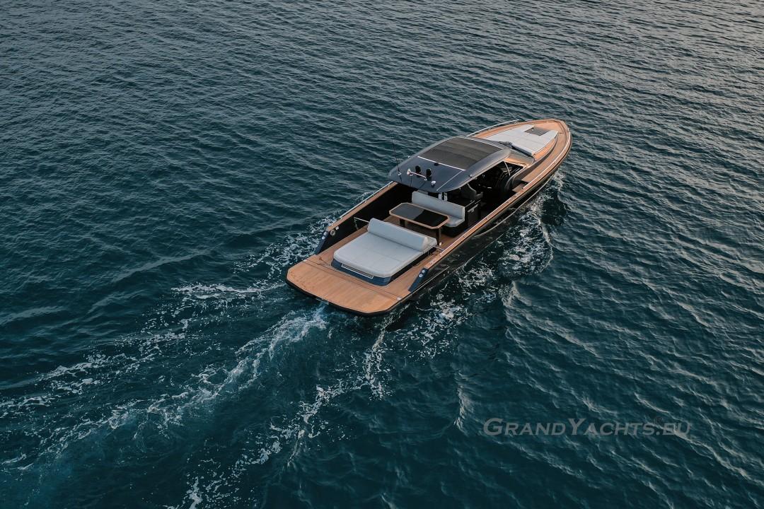 Luxury Focus Forza 37 yacht cruising on open water, 2025 model.