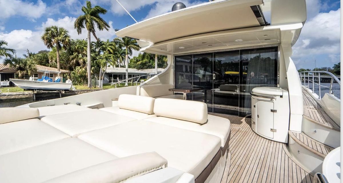2005 Azimut 68 