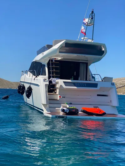  Yacht Photos Pics 2020 Ferretti Yachts 450 on clear blue water, rear view with accessories.