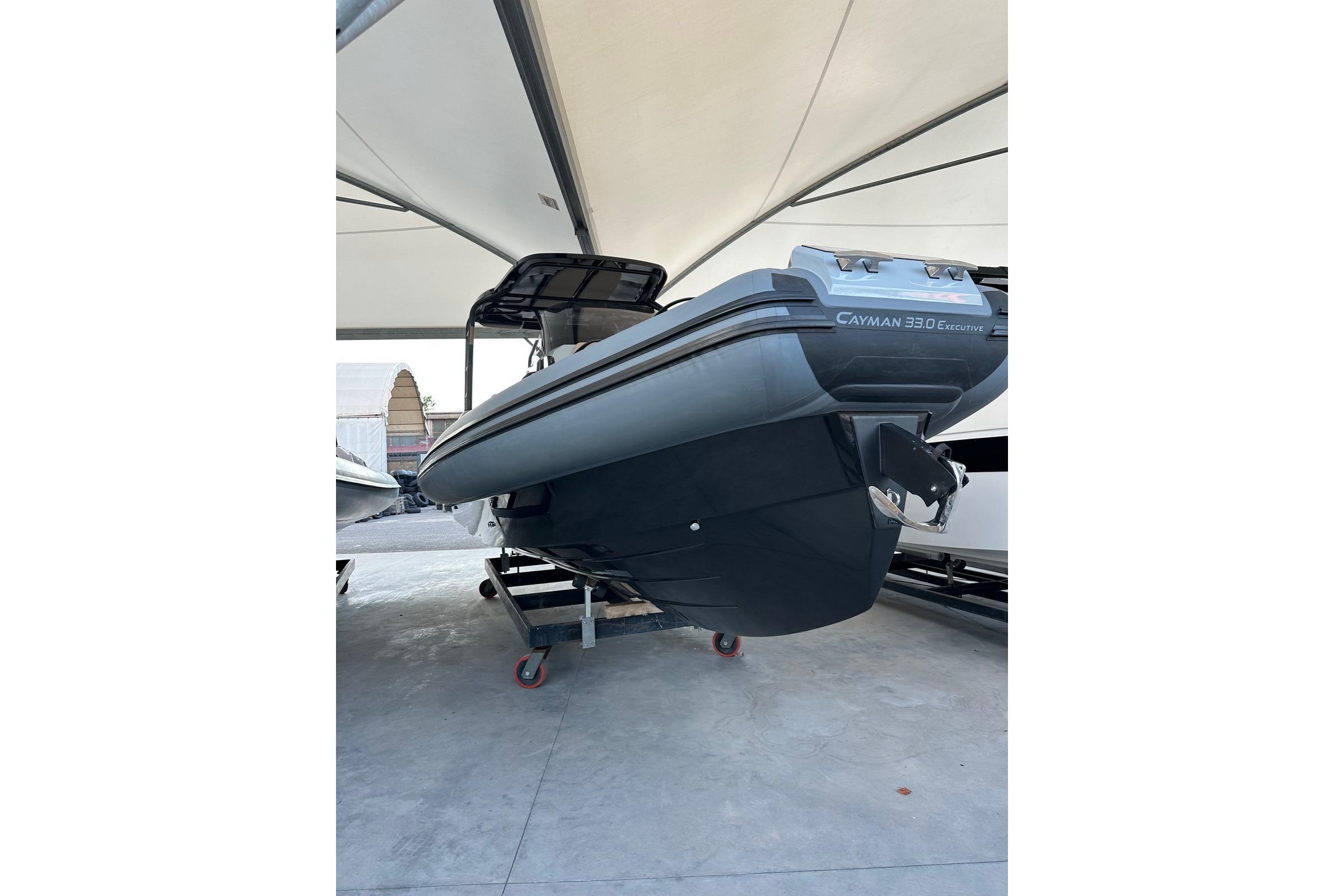 2025 Cayman Yachts 33.0 EXECUTIVE