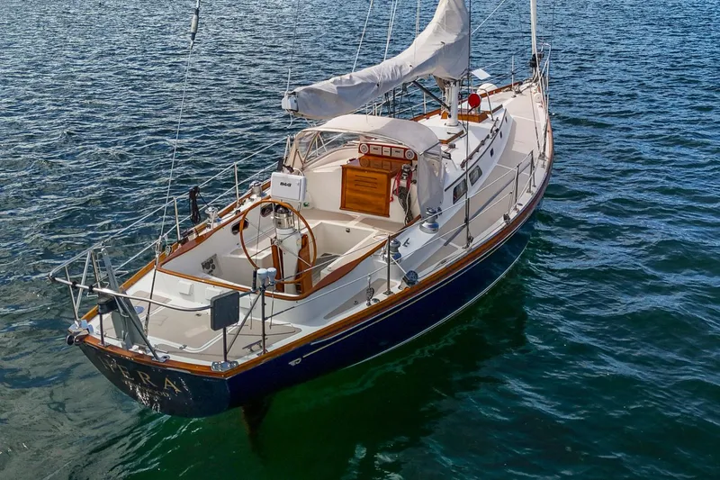 Hera Yacht Photos Pics Hinckley Sou'wester 42 Sloop, 1994 model, sailing on calm waters.