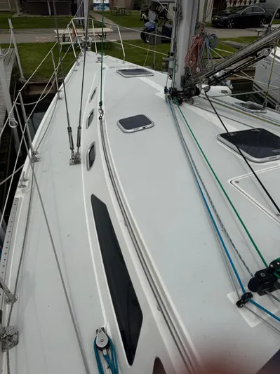 Windquest Yacht Photos Pics 2001 Catalina 42 MkII sailboat deck with rigging and hatches.