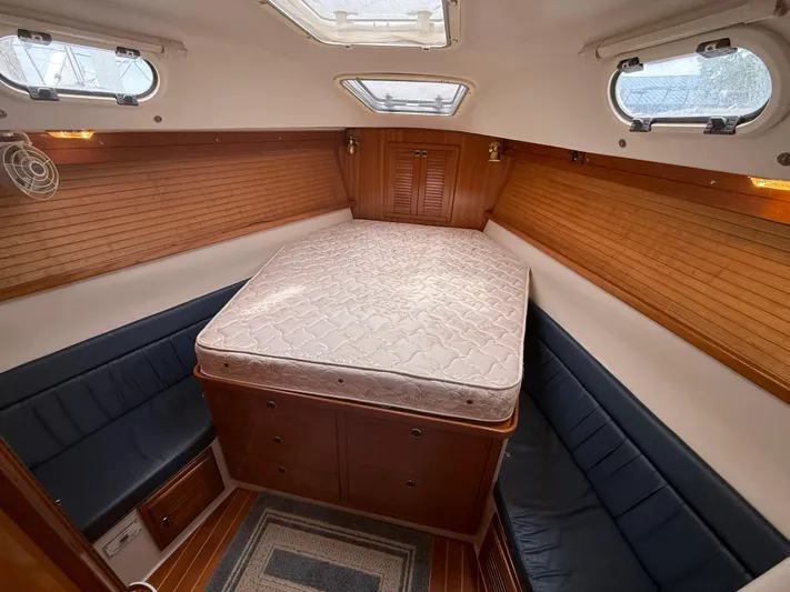 Windquest Yacht Photos Pics Interior of 2001 Catalina 42 MkII sailboat with cozy cabin and comfortable bedding.