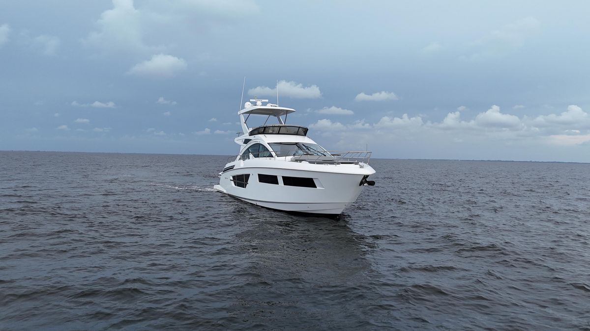 2021 Cruisers Yachts 60 