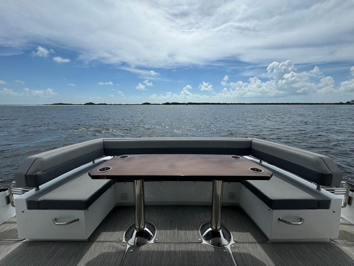 2021 Cruisers Yachts 60 