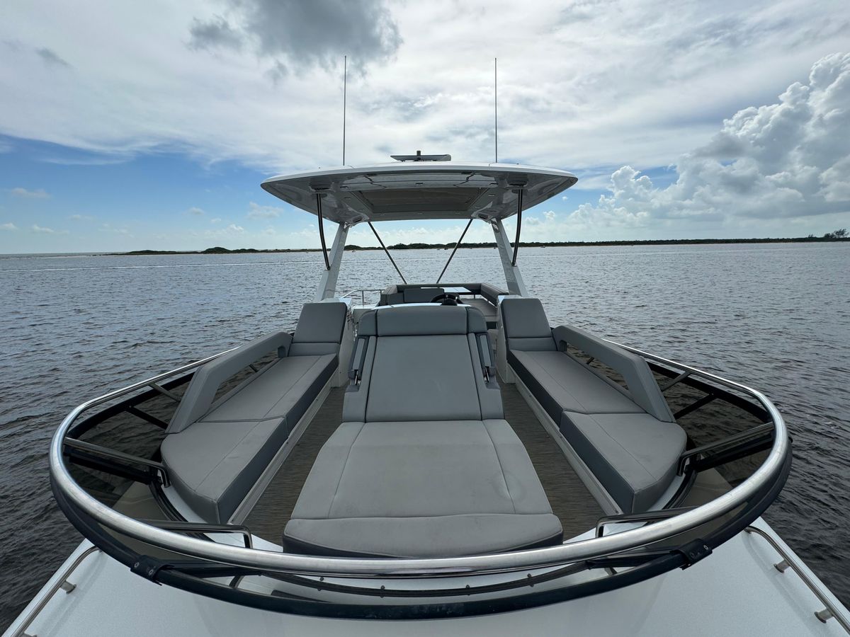 2021 Cruisers Yachts 60 