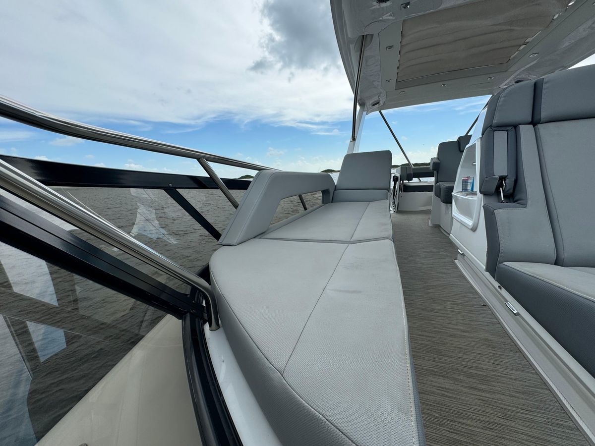 2021 Cruisers Yachts 60 