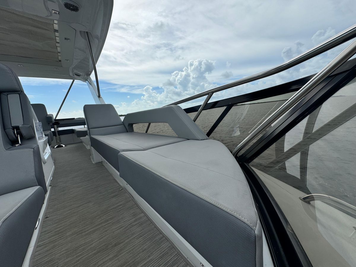 2021 Cruisers Yachts 60 