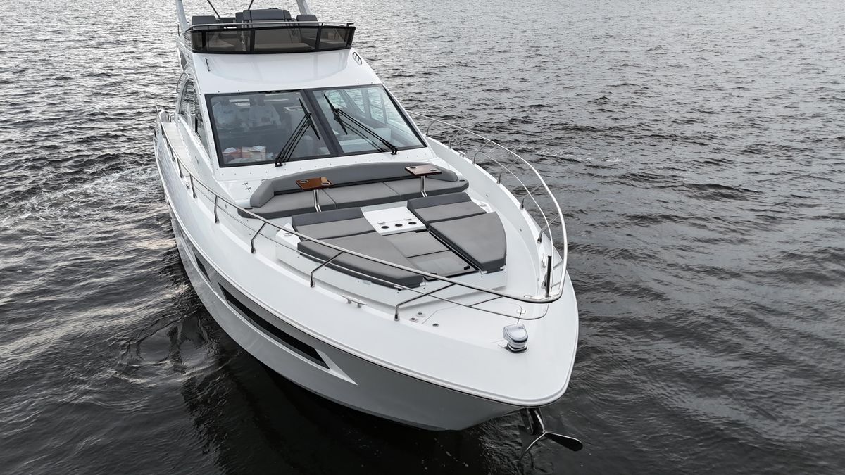 2021 Cruisers Yachts 60 