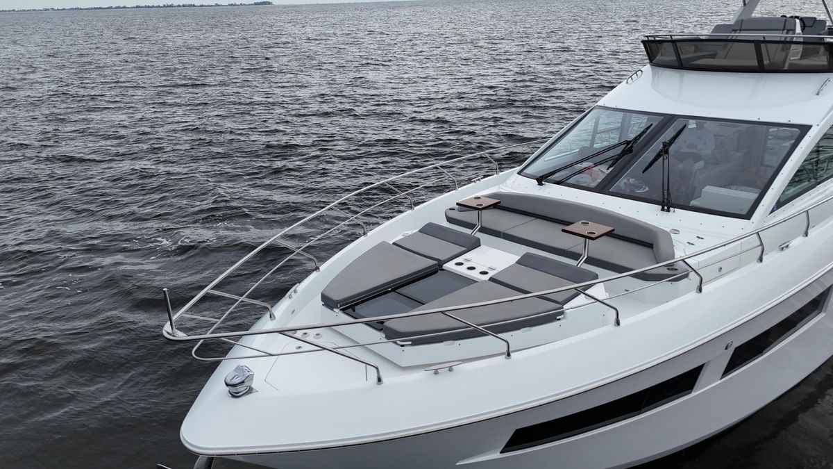 2021 Cruisers Yachts 60 