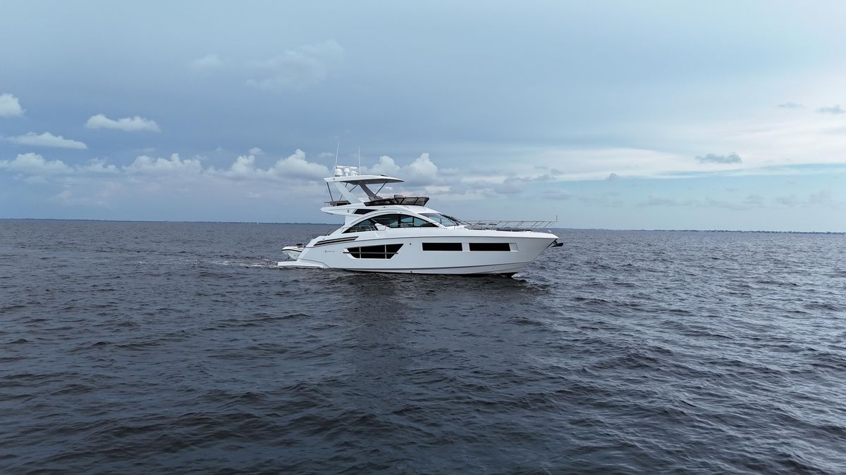 2021 Cruisers Yachts 60 