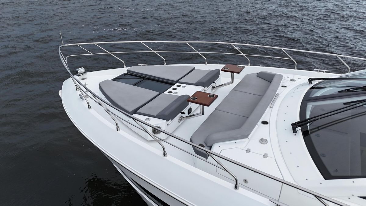 2021 Cruisers Yachts 60 