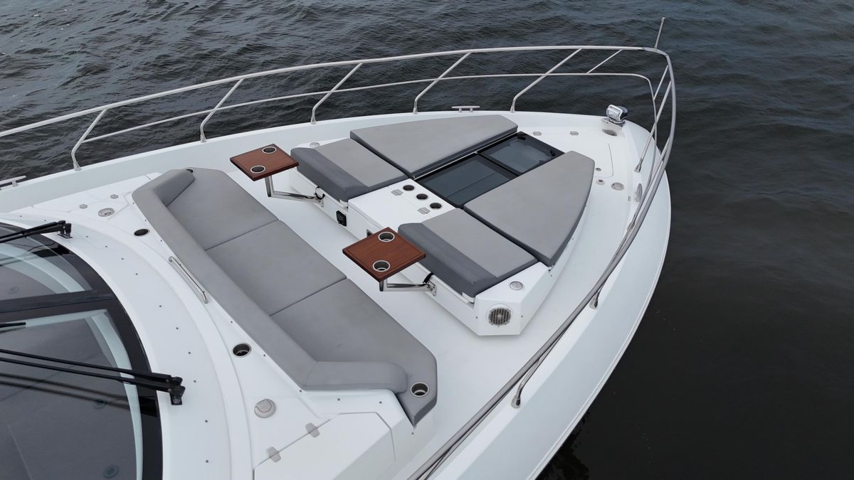 2021 Cruisers Yachts 60 