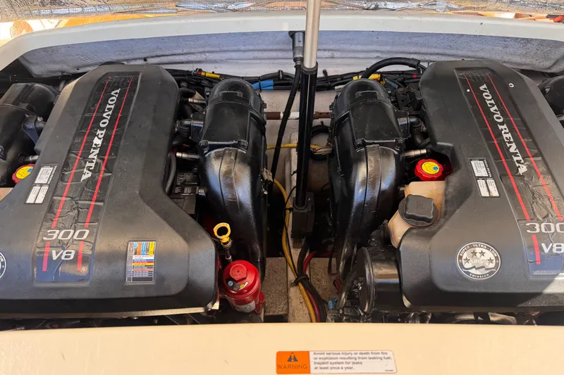  Yacht Photos Pics 2014 Chris-Craft Launch 28 with dual Volvo Penta 300 V8 engines.