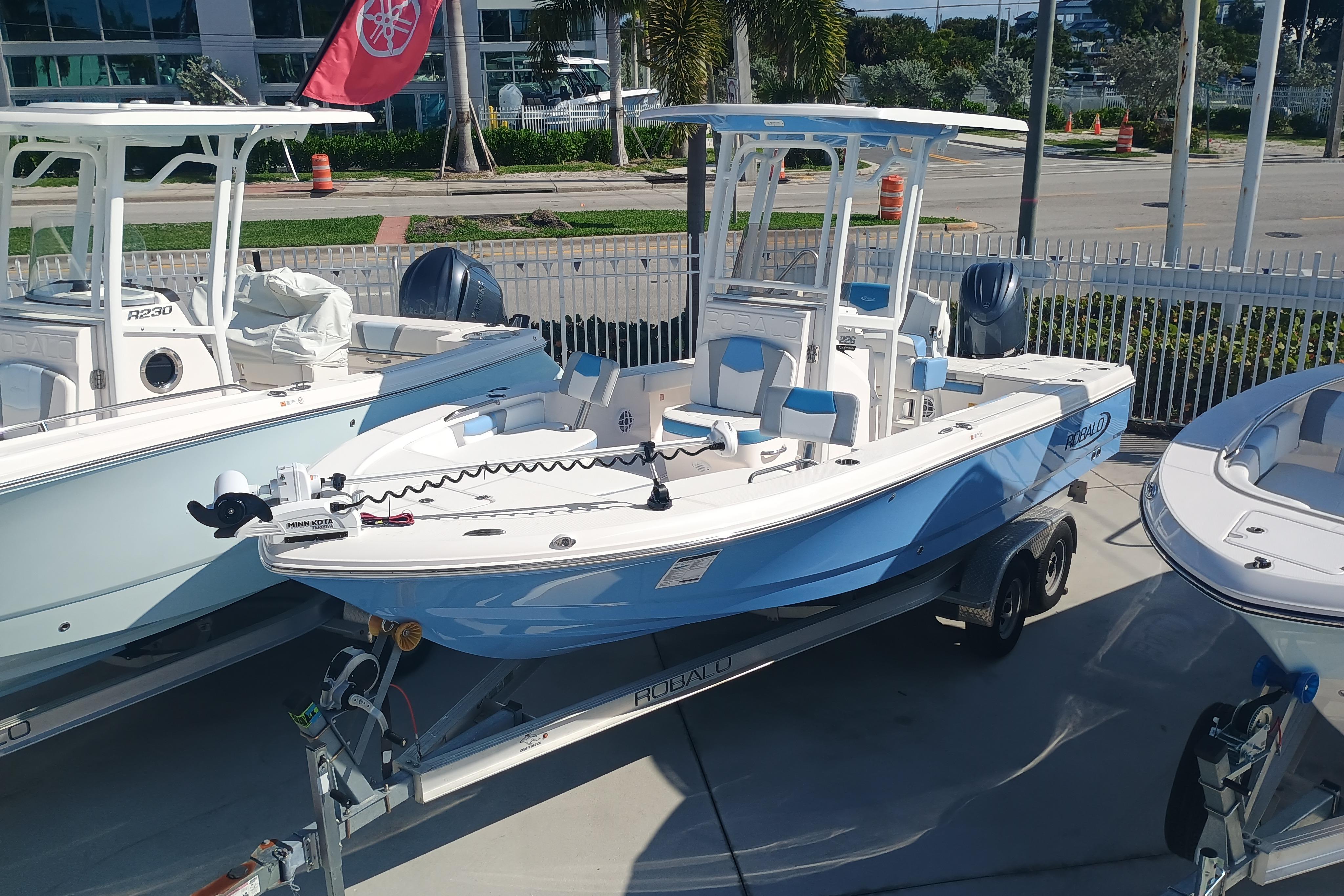 2026 Robalo 226 Cayman - Image 3