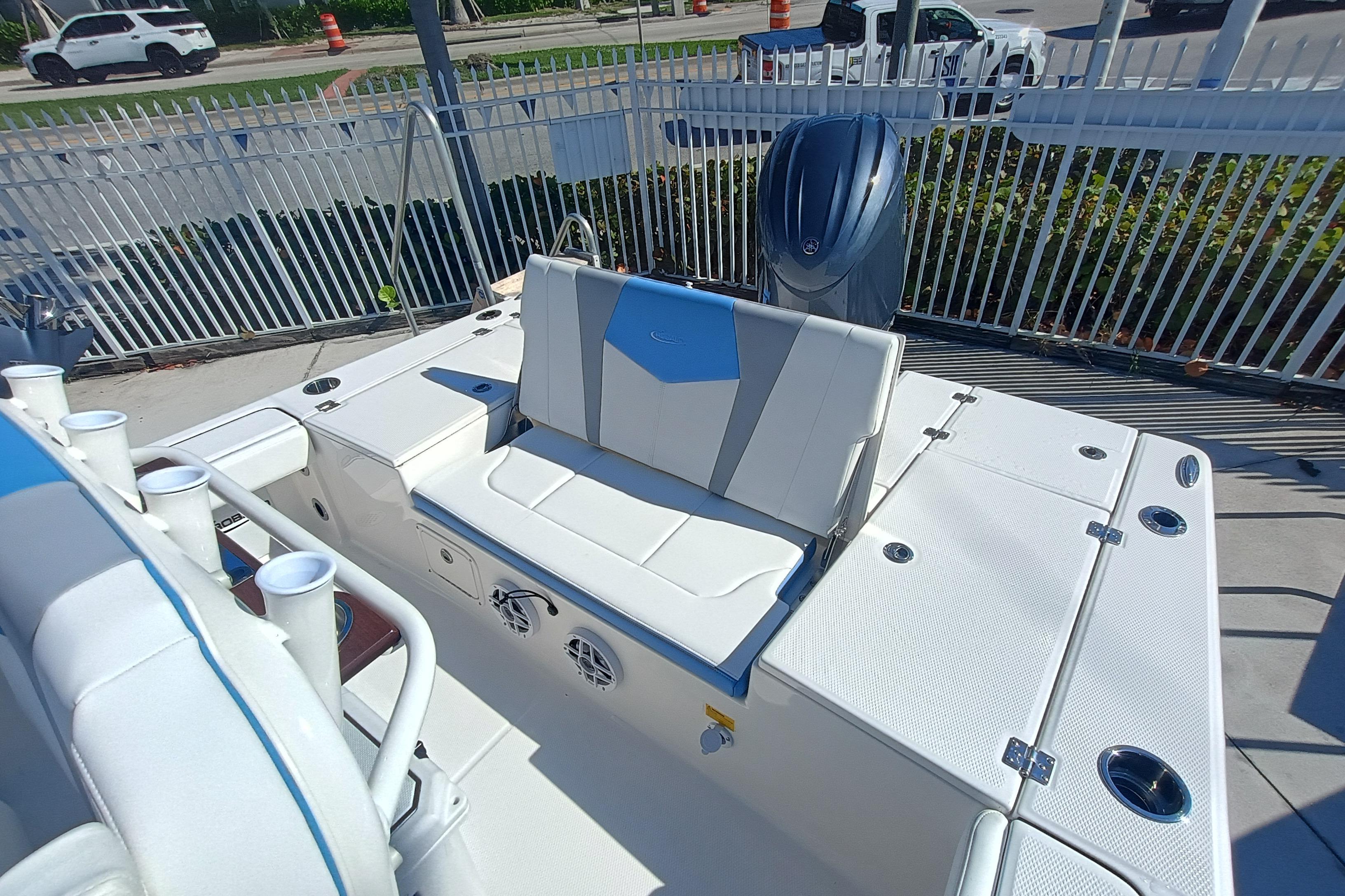 2026 Robalo 226 Cayman - Image 5