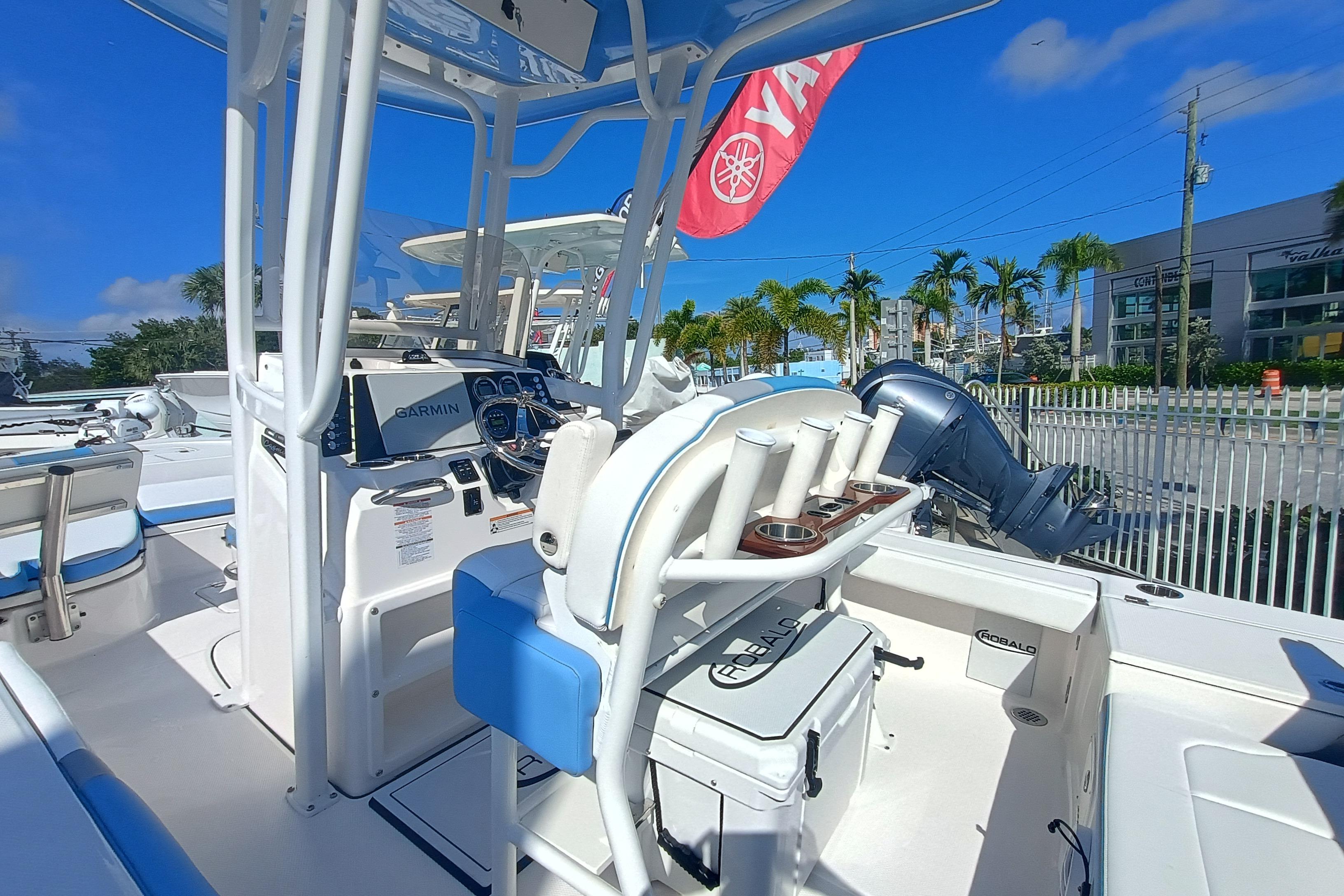 2026 Robalo 226 Cayman - Image 6