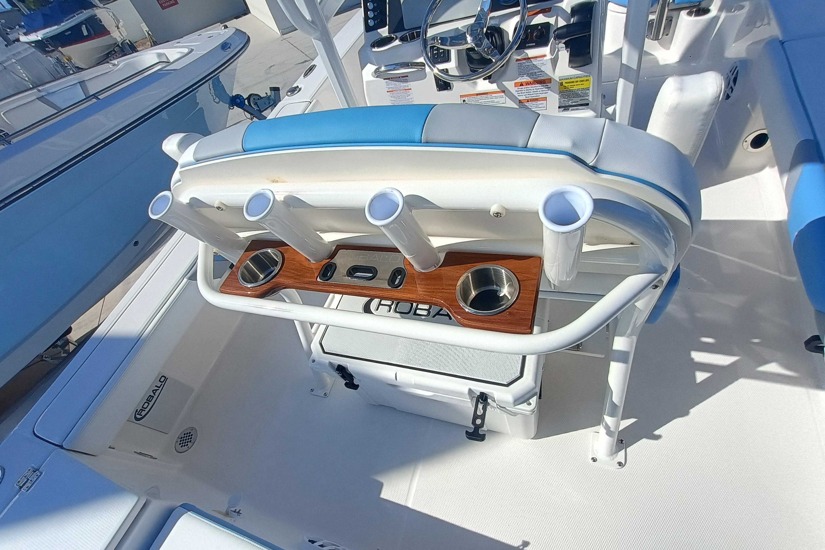 2026 Robalo 226 Cayman - Image 7