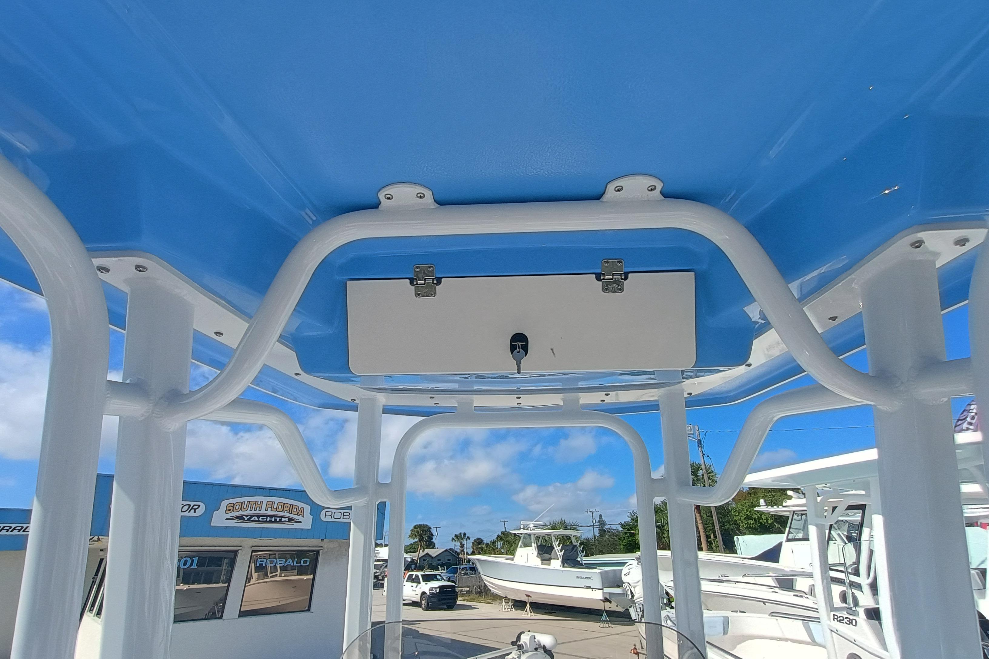 2026 Robalo 226 Cayman - Image 12