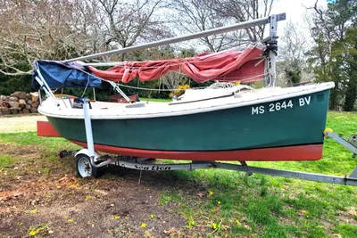Florida Bay Mud Hen -recent engine, new sail, trailer