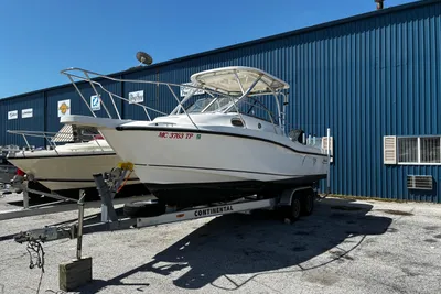 Boston Whaler 235 Conquest
