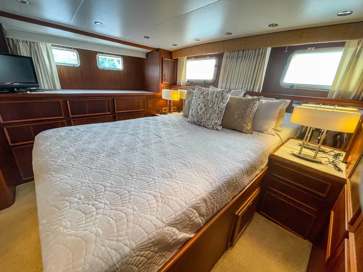 Starfire Yacht Photos Pics Primary stateroom