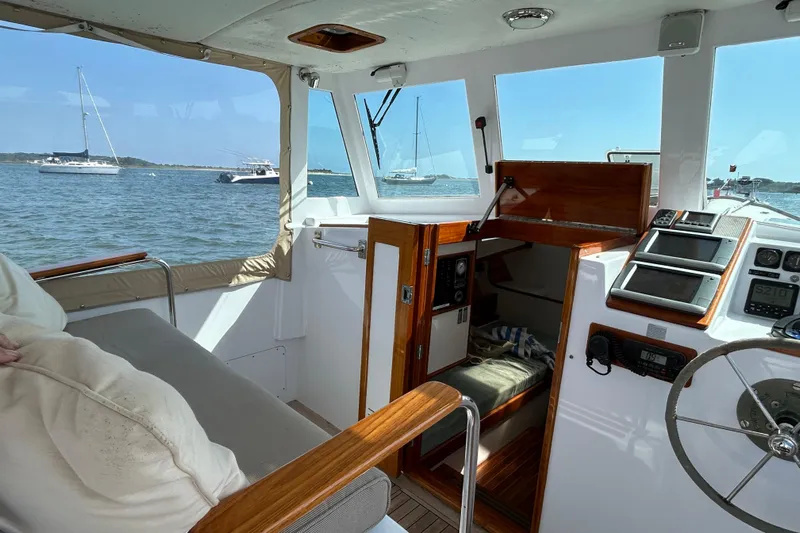 Nellie Yacht Photos Pics Interior of a 1995 Holland Pettegrow Cruiser with nautical views and navigation equipment.
