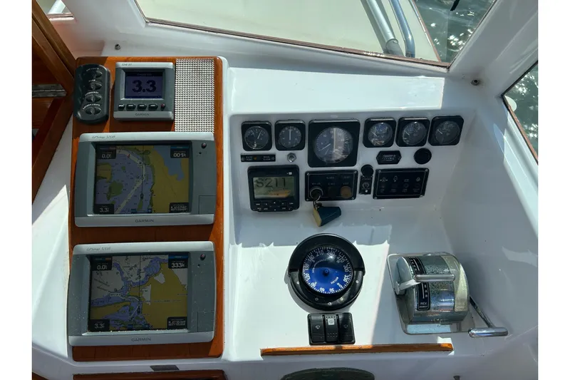 Nellie Yacht Photos Pics 1995 Holland Pettegrow Cruiser dashboard with navigation instruments and controls.
