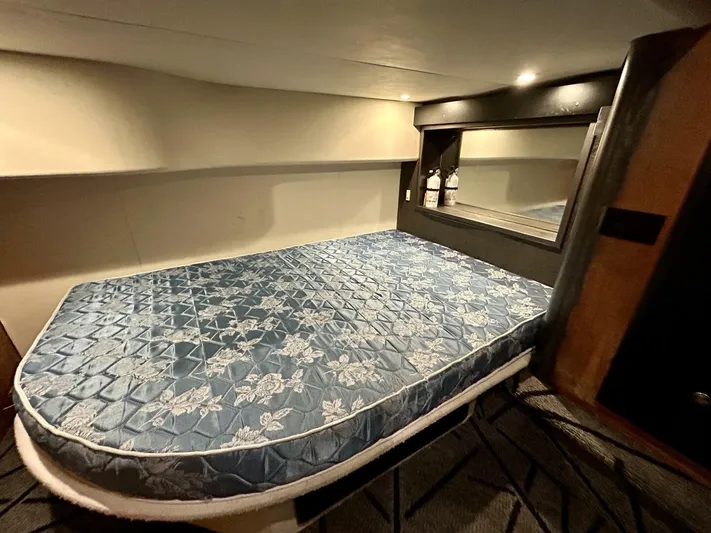  Yacht Photos Pics 2001 Silverton 410 Sport Bridge cabin with blue floral mattress and mirror.