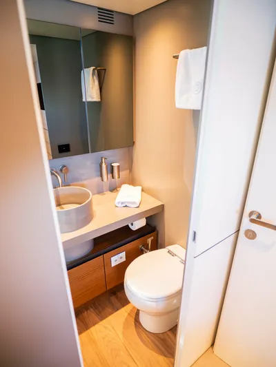 Bgx60 Yacht Photos Pics 