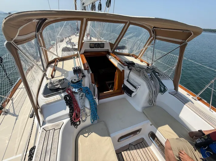 Dawn Treader Yacht Photos Pics Tartan 3700 Keel/Centerboard sailboat cockpit, 2005 model, with ropes and seating.