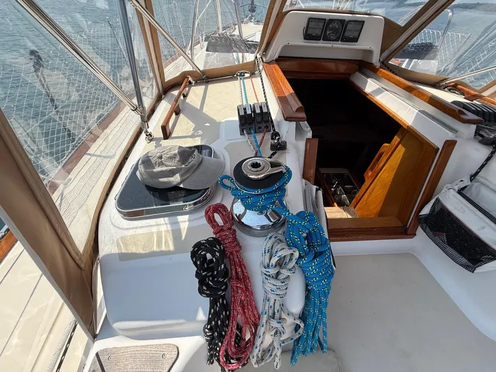 Dawn Treader Yacht Photos Pics Tartan 3700 Keel/Centerboard sailboat cockpit with ropes and hatch, 2005 model.