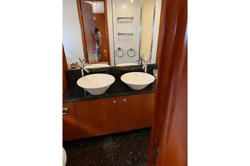  Yacht Photos Pics Luxurious bathroom with dual sinks in 2006 Sunseeker Predator 82 yacht.
