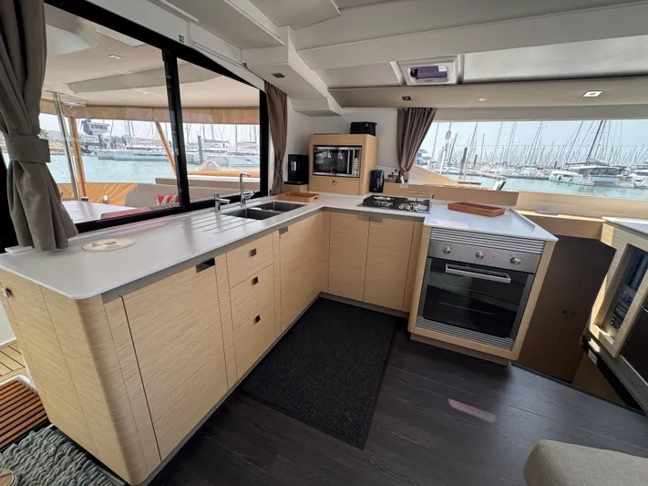 Mezzo Yacht Photos Pics 