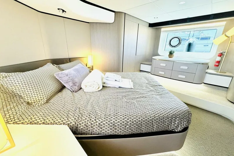 Kara Mia II Yacht Photos Pics 2019 Azimut 55 - Master Stateroom