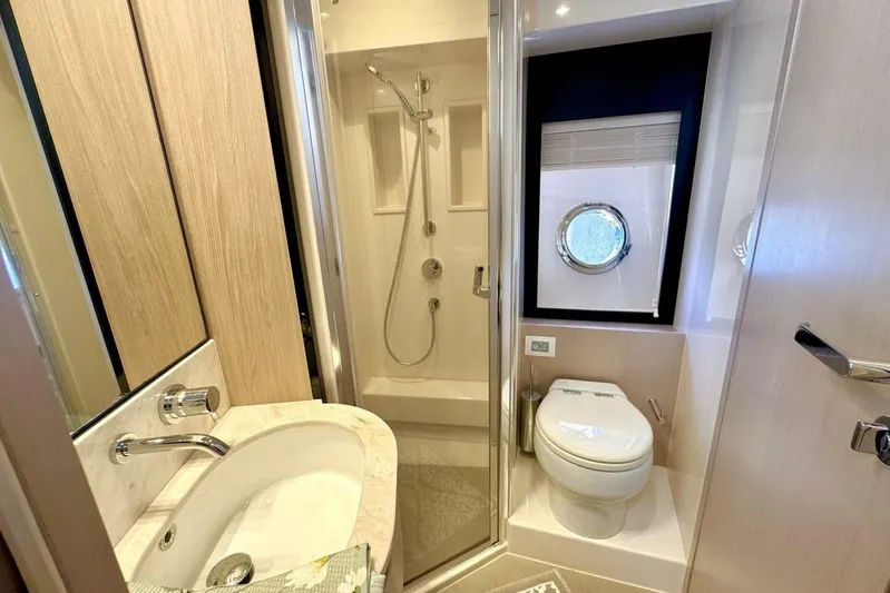 Kara Mia II Yacht Photos Pics 2019 Azimut 55 - Guest Head