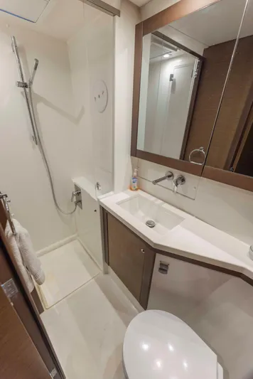 Second Star Yacht Photos Pics Guest forward port head