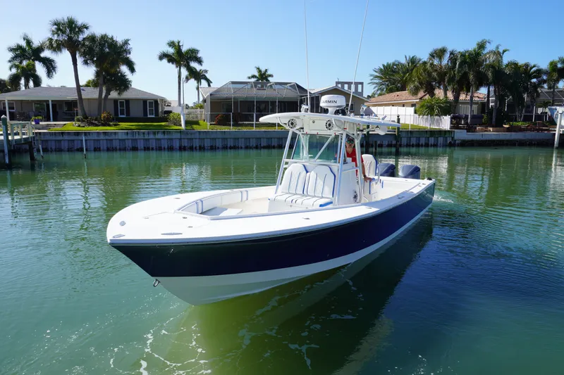 Knot Letting Go Yacht Photos Pics 2005 Regulator 32 Forward Seating boat on calm water.