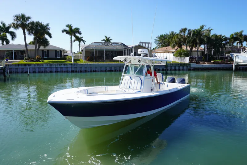 Knot Letting Go Yacht Photos Pics 2005 Regulator 32 Forward Seating boat on calm water.