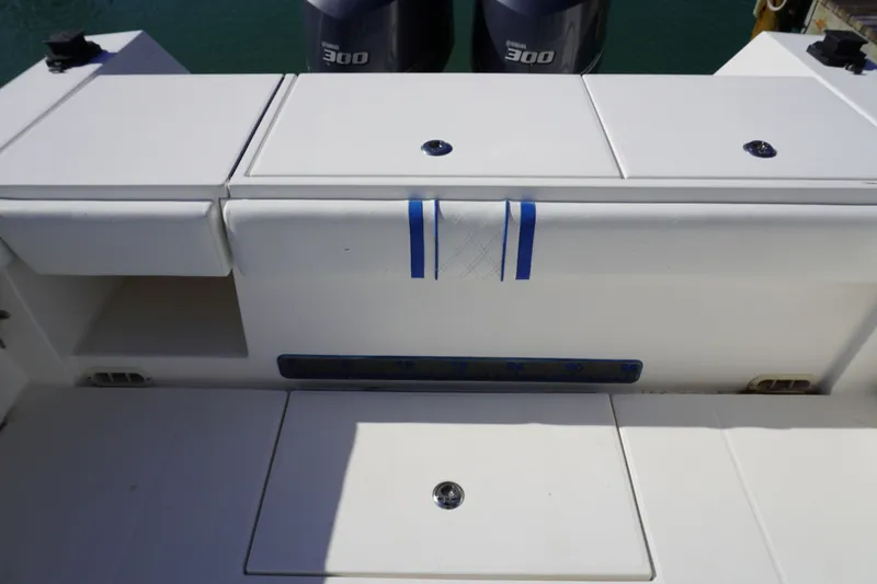 Knot Letting Go Yacht Photos Pics Regulator 32 boat stern with Yamaha 300 engines, year 2005.