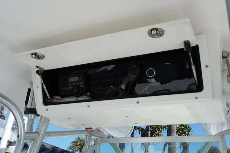 Knot Letting Go Yacht Photos Pics Regulator 32 boat console with electronics, year 2005.