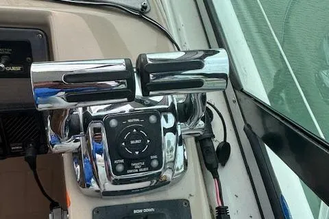  Yacht Photos Pics Close-up of 2007 Four Winns 378 Vista boat throttle controls.