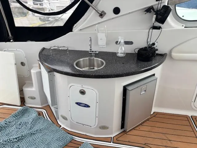  Yacht Photos Pics 2007 Four Winns 378 Vista yacht kitchenette with sink and mini fridge.