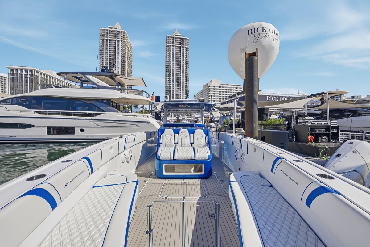 2019 Midnight Express 43 