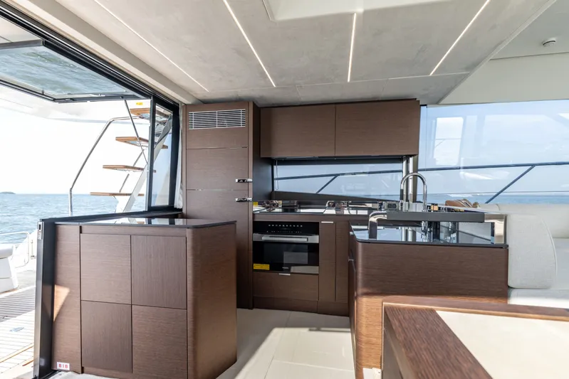 590 Yacht Photos Pics 