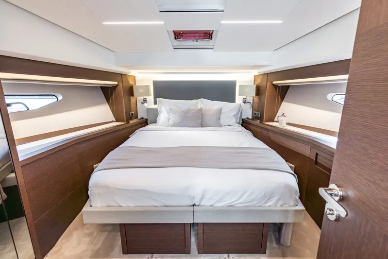 590 Yacht Photos Pics 